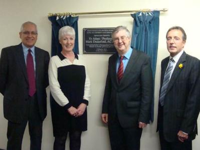 Yr Athro Trevor Purt, Prif Weithredwr Bwrdd Iechyd Prifysgol Hywel Dda; Yr Athro Kate Bullen, Cyfarwyddwr Athrofa Gwyddorau Dynol, Prifysgol Aberystwyth, Yr Athro Mark Drakeford, y Gweinidog dros Iechyd a Gofal Cymdeithasol a Mr Chris Martin, Cadeirydd Bwrdd Iechyd Prifysgol Hywel Dda