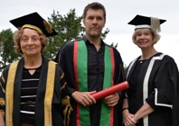 Is-Lywydd Prifysgol Aberystwyth, Elizabeth France (chwith), Rhod Gilbert a’r Athro April McMahon, Is-Ganghellor Prifysgol Aberystwyth.