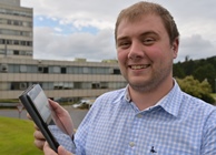 Y Myfyriwr Ôl-raddedig Greg Thomas, a fydd yn lansio ei astudiaeth “Sioeau Amaethyddol: Gyrru ac Arddangos Newid yng Nghefn Gwlad” yn y Sioe Amaethyddol Frenhinol Gymregi eleni