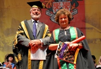 Is Lywydd Prifysgol Aberystwyth, Dr Glyn Rowlands, yn cyflwyno’r Farwnes Andrews yn Gymrawd Prifysgol Aberystwyth.