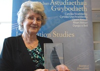 Dr Susan Davies gyda’r Wobr Ellis