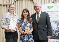 Enillwyr BIG (Biodiversity Interest Group) Challenge: (Chwith i’r Dde) Liz Morris, Cyfarwyddwr gyda Marine Ecological Solutions Ltd, Ally Evans, IBERS Prifysgol Aberystwyth a Tony Juniper, amgylcheddwr a siaradwr gwadd BIG Challenge.