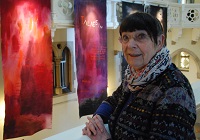 Yr artist Mary Lloyd Jones a rhai o’r cynfasau a fydd yn cael eu harddangos yn yr Hen Goleg.