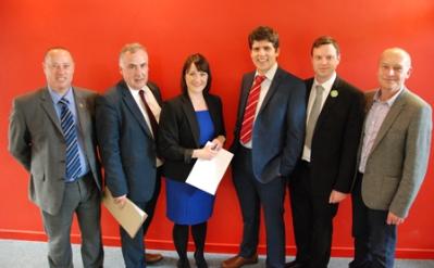 chwith i'r dde: Gethin James (UKIP), Mark Williams (Democratiaid Rhyddfrydol), Sara Gibson (Cadeirydd), Huw Thomas (Llafur), Daniel Thompson (Plaid Werdd) a Mike Parker (Plaid Cymru).