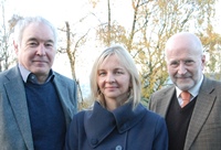 Chwith i’r Dde: Yr Athro Alan Clarke, Sarah Wydall a’r Athro John Williams