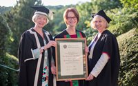 Cymrawd Prifysgol Aberystwyth, yr Anrhydeddus Julia Gillard (Canol) gyda’r Athro April McMahon, Is-Ganghellor (chwith) a Dr Jenny Mathers, Pennaeth Adran Gwleidyddiaeth Ryngwladol (dde)