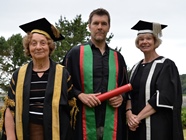 Roedd Rhod Gilbert yn un o’r Cymrodyr a gyflwynwyd yn ystod Graddio 2014.