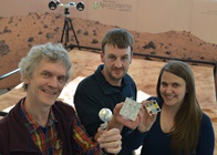 (Chwith i’r Dde) Aelodau o dîm crwydrwr ExoMars Rover Prifysgol Aberystwyth, Dr Laurence Tyler, Dr Matt Gunn a Dr Rachel Cross, gydag eitemau o galedwedd aerofod sydd wedi eu datblygu ym Mhrifysgol Aberystwyth ar gyfer taith ofod 2018.