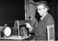 Llun o John Logie Baird oddi wrth y BBC