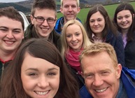 Hunlun wedi ei dynnu gan Elliw James gyda Adam Henson, Cyflwynydd Countryfile a’r myfyrwyr Dyfed Davies, Cennydd Owen Jones and Hanna Thomas; Dafydd Evans, Lynwen Mathias a Teleri Evans.