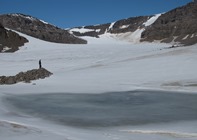 Yr Athro Neil Glasser yn sefyll ar y “Rhewlif Dienw” (Rhewlif Glasser), ar Ynys James Ross, Antarctica yn 2011.  Llun: Dr Bethan Davies