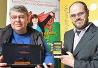 Dr Alexander Falileyev (chwith), awdur Llawlyfr Hen Gymraeg, a Dr Simon Rodway, golygydd Cyfres Llawlyfrau Aberystwyth.