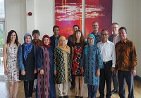 Y dirprwyaethau o Indonesia, efo aelodau staff o’r brifysgol.