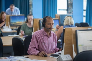 Sesiwn hyfforddi ar gyfer staff clirio Prifysgol Aberystwyth