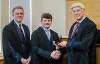 (Chwith i’r Dde): Enillwyr y llynedd, Jake Moses a Josh Lovell a’r Anrhydeddus Mr Ustus (Syr) Roderick Evans QC.  Llun: CJ Photography