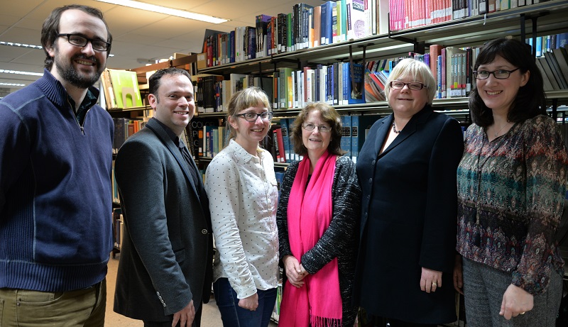 Chwech o’r naw academydd o Aberystwyth sydd wedi eu hethol i Goleg Adolygu Cydweithwyr yr AHRC. (Ch-Dd) Dr Hywel Griffiths, yr Athro Peter Merriman, Dr Elin Royles, yr Athro Wini Davies, Dr Andrea Hammel, Dr Cathryn Charnell-White.