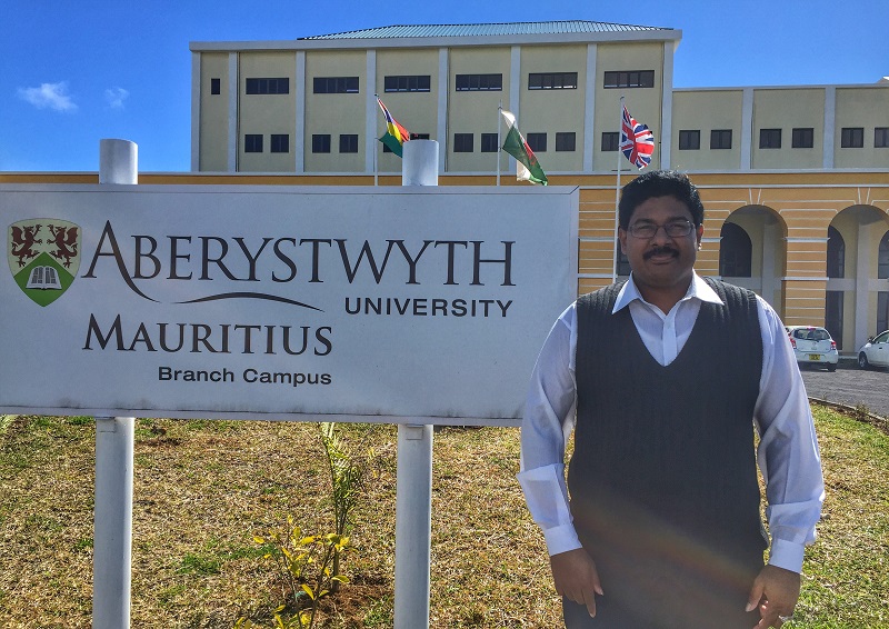 Dr Dinesh Chuckravanen y tu allan i Brifysgol Aberystwyth Mauritius