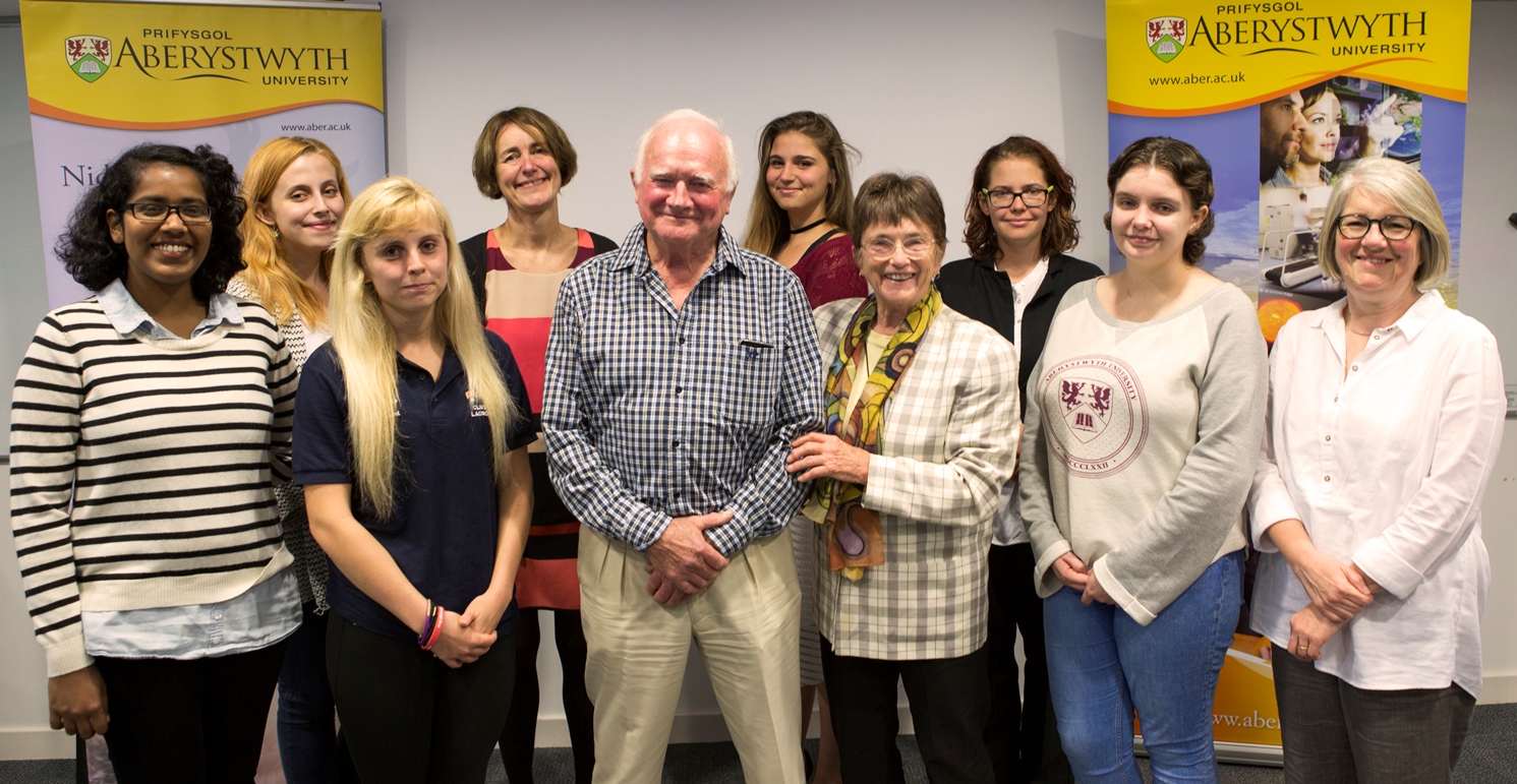 Chwith i’r dde (rhes gefn) Lilla Vér, Louise Jagger (Cyfarwyddwr Cysylltiadau gyda Chyn-Fyfyrwyr), Elena Zolotariov, Magdalana Chmura, (rhes flaen) Naveena Vijayan, Mackenzie Peace, Peter Hancock, Pat Pollard, Lauren Marks (Undeb Myfyrwyr Prifysgol Aberystwyth) a Caryl Davies (Cyfarwyddwr Gwasnaethau Cymorth i Fyfyrwyr, Prifysgol Aberystwyth).