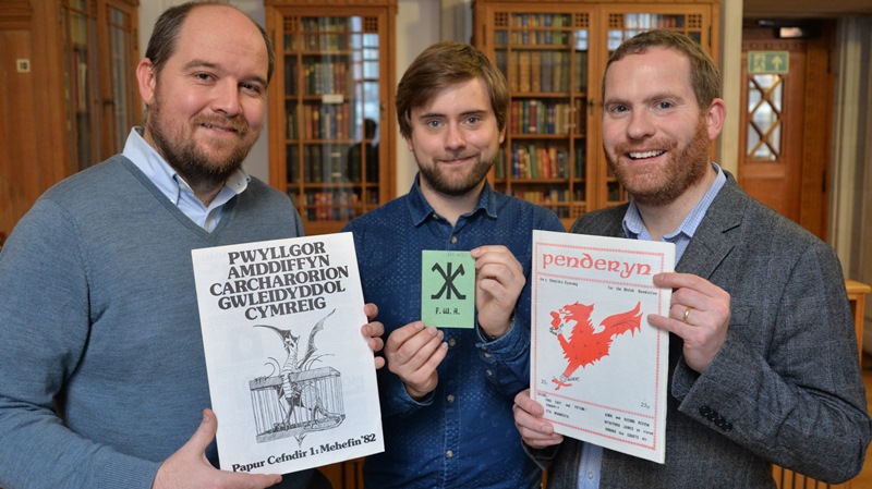 Chwith i’r Dde: Dr Rhys Dafydd Jones, Prifysgol Aberystwyth; Rhodri Evans, myfyriwr doethuriaeth ym Mhrifysgol Aberystwyth a Rob Phillips o’r Archif Wleidyddol Gymreig, Llyfrgell Genedlaethol Cymru.