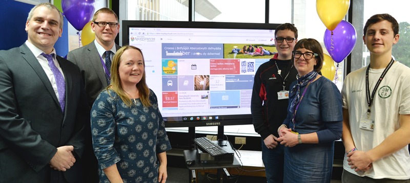 Chwith i’r dde - Matt Fullwood, Tim Davies a Iola Hagen o Gwasanaethau Gwybodaeth Prifysgol Aberystwyth, Ryan Myles Undeb Myfyrwyr Prifysgol Aberystwyth, Rebecca Davies Dirprwy Is-Ganghellor Prifysgol Aberystwyth a Rhun Dafydd, Llywydd Undeb Myfyrwyr Cymraeg Aberystwyth yn lansio ApAber.