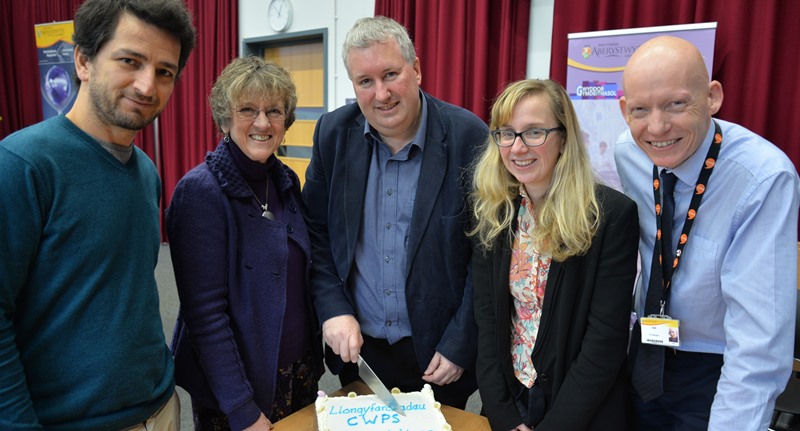 Nodi sefydlu Canolfan Gwleidyddiaeth a Chymdeithas Cymru; (Chwith i’r Dde) Dr Taulat Guma, Dr Lucy Taylor, yr Athro Michael Woods, Dr Elin Royles a Dr Rhodri Llwyd Morgan, Dirprwy Is-Ganghellor Prifysgol Aberystwyth.