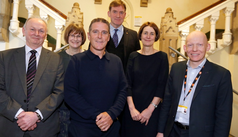 Yn agoriad swyddogol arddangosfa Archaeopteryx gyda Iolo Williams mae Dr Richard Bevins, Dr Caroline Buttler a Dr David Anderson o Amgueddfa Cymru – National Museum of Wales, a Louise Jagger a Dr Rhodri Llwyd Morgan o Brifysgol Aberystwyth