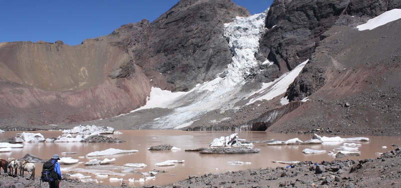 Mae llyn El Morado yng nghanol yr Andes, tua 76km i fyny'r afon o brifddinas Chile, Santiago.