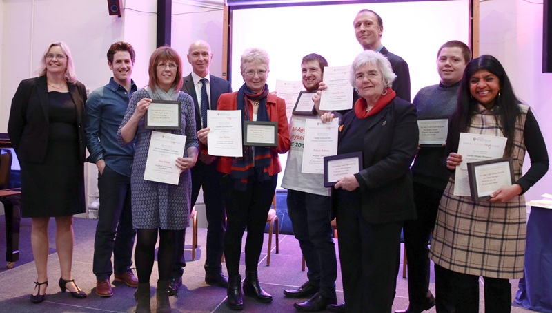 Dathlu Gwobrau Gwyl Dewi Prifysgol Aberystwyth (Chwith i'r Dde): Yr Athro Elin Haf Gruffydd Jones, Dr Eurig Salisbury, Mair Daker (Pencampwr y Gymraeg – Staff), Ian Gwyn Hughes (Cymdeithas Bêl-droed Cymru), Jaci Taylor (Cyfraniad Oes), Jeff Smith (Pencampwr y Gymraeg - Myfyriwr), Jamie Holder (Cyfraniad Arbennig), Felicity Roberts (Cyfraniad Oes), Owen Howell (Astudio Drwy'r Gymraeg) a Faaeza Jasdanwalla-Williams (Dysgwr Rhagorol).