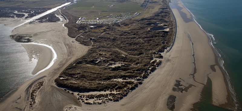 Llun o’r awyr o dwyni tywod Ynyslas ger y Borth sef un o’r ardaloedd dan sylw ymchwilwyr prosiect CHERISH ©RCAHMW