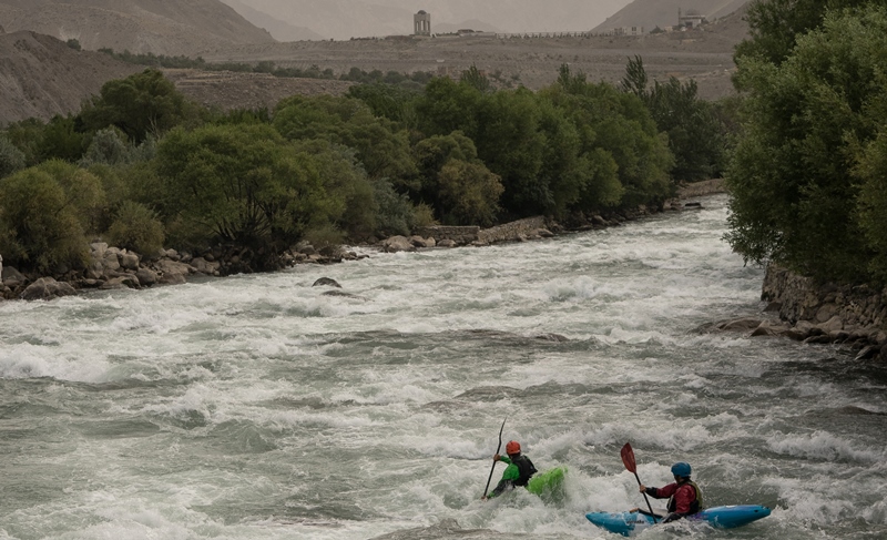 Cynfyfyrwyr Aberystwyth yn caiacio ar hyd afon Panjshir yn Afghanistan. Llun gan Kristof Stursa.