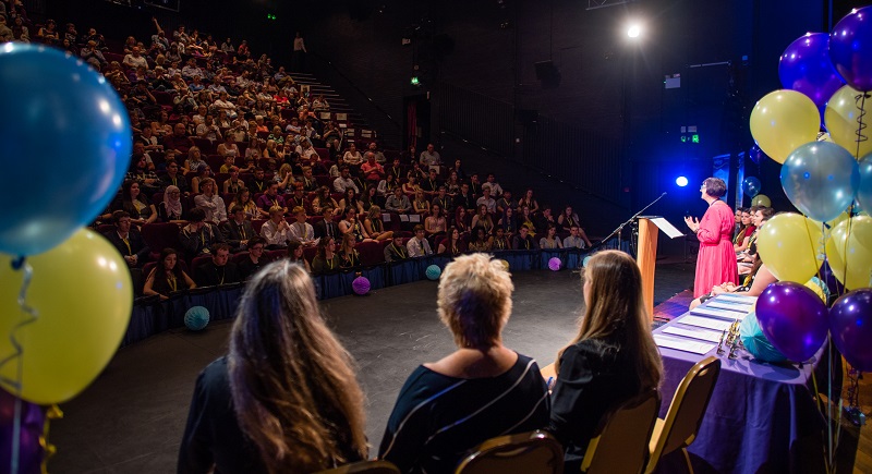 Staff a myfyrwyr Prifysgol Haf Aberystwyth 2016 ar ôl eu seremoni graddio