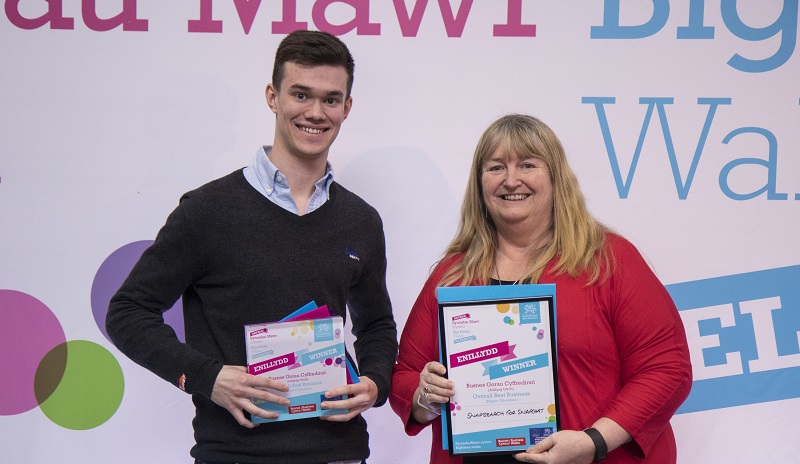 James Bryan gyda Julie James AC, Gweinidog Sgiliau a Gwyddoniaeth. Llun: Syniadau Mawr Cymru | Big Ideas Wales