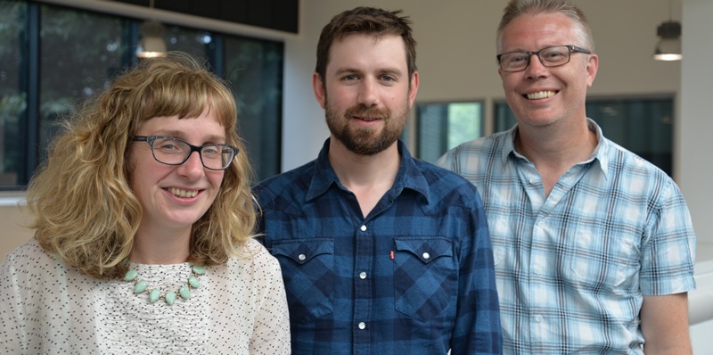 Chwith i’r dde: Dr Elin Royles, Dyfan Powel a’r Athro Rhys Jones a fydd yn cyflwyno eu hymchwil ar ymateb pobl ifanc i Brexit.