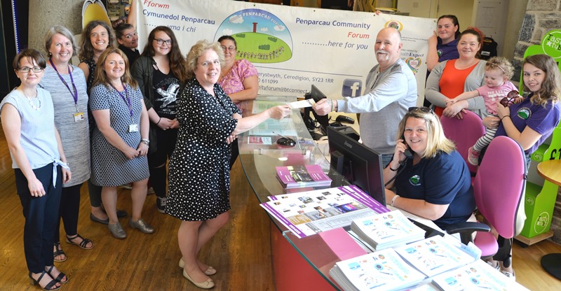 Aelodau o Fforwm Cymuned Penparcau yn ymarfer gwerthu tocynnau gydag Is-Ganghellor Prifysgol Aberystwyth, yr Athro Elizabeth Treasure wrth iddynt baratoi i redeg Canolfan y Celfyddydau Aberystwyth, yng nghwmni cynrychiolwyr o Cynnal y Cardi, Canlfan y Celfyddydau a Phrifysgol Aberystwyth.