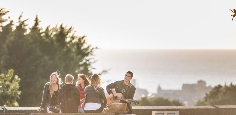 Mae Aberystwyth ar y brig yng Nghymru ac yn un o'r pum sefydliad addysg uwch gorau yn y DU o ran boddhad cyffredinol myfyrwyr.