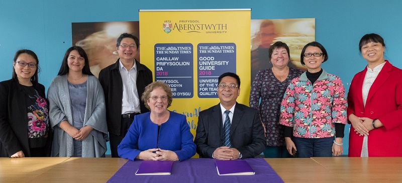 Yr Athro Elizabeth Treasure, Is-Ganghellor Prifysgol Aberystwyth a Mr Xiao ZHENG, Canghellor Prifysgol WuYi yng nghwmni cynrychiolwyr o’r ddwy brifysgol ar adeg llofnodi Memorandwm o Ddealltwriaeth rhwng y ddwy brifysgol.