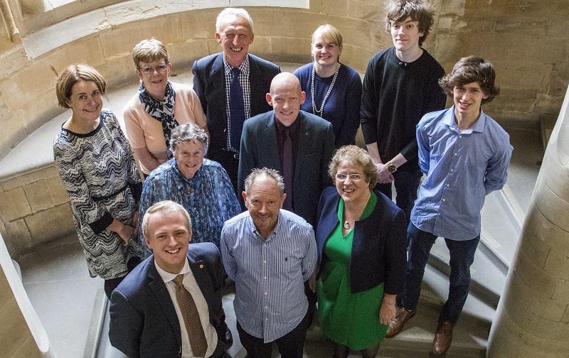 Teulu a ffrindiau’r diweddar Margaret Wooloff gyda myfyrwyr, staff a chyn-fyfyrwyr o Brifysgol Aberystwyth yn nodi ei chymynrodd hael i’w chyn-brifysgol.