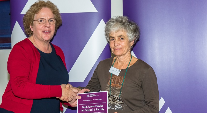 Sue Jones-Davies yn derbyn Gwobr Cymraeg yn y Teulu oddi wrth yr Athro Elizabeth Treasure, Is-Ganghellor Prifysgol Aberystwyth