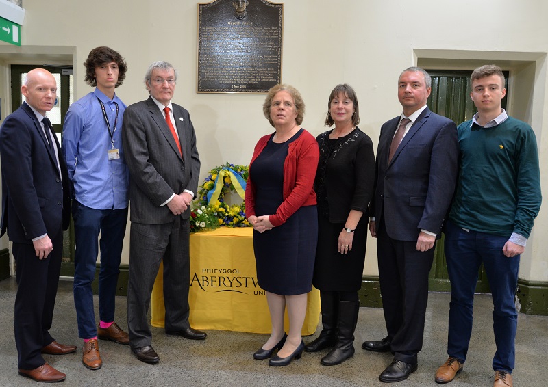 Andriy Marchenko, Gweinidog-Gwnsler Llysgenhadaeth yr Wcráin yn Llundain (ail o'r dde) ac Elizabeth Treasure, Is-Ganghellor Prifysgol Aberystwyth (canol), yn y seremoni i osod torch er cof am gyn-fyfyriwr Prifysgol Aberystwyth, Gareth Jones, a ddatgelodd newyn yr Wcráin ym 1932-33.