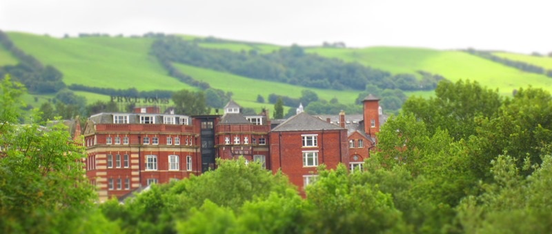 Adeilad Pryce Jones yn y Drenewydd, cartref y busnes archebu post rhyngwladol modern cyntaf. Ond beth am y dyfodol i ganolbarth Cymru wedi Brexit? Dyma’r her a osodwyd gan Dychmygu dyfodol amgen i ganolbarth Cymru