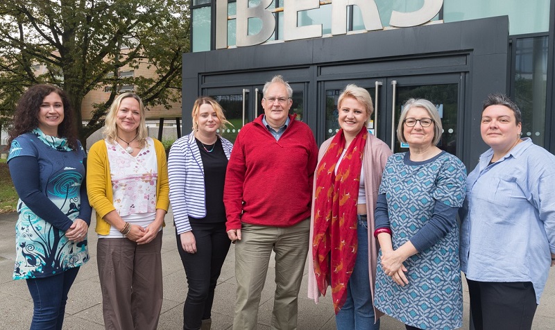 (Ch-Dd) Athro Jo Hamilton, Cyfarwyddwr Profiad Myfyrwyr IBERS; Samantha Glennie, Bwrdd Iechyd Prifysgol Hywel Dda; Ian Keirle, darlithydd a chydlynydd modiwl yn IBERS; Molly Longden, Swyddog Llesiant Undeb Myfyrwyr Aberystwyth; Caryl Davies, Cyfarwyddwr Gwasanaethau Cymorth Myfyrwyr, a Lou Hardinge, Cyfarwyddwr Cynorthwyol Gwasanaethau Cymorth Myfyrwyr Prifysgol Aberystwyth.