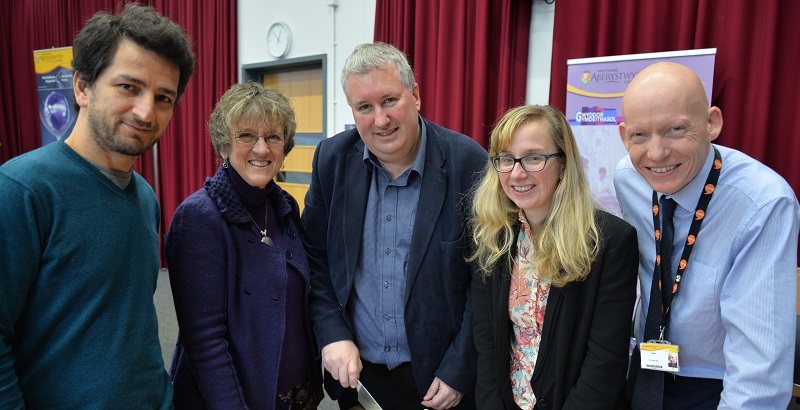 Nodi sefydlu Canolfan Gwleidyddiaeth a Chymdeithas Cymru; (Chwith i’r Dde) Dr Taulat Guma, Dr Lucy Taylor, yr Athro Michael Woods, Dr Elin Royles a Dr Rhodri Llwyd Morgan, Dirprwy Is-Ganghellor Prifysgol Aberystwyth.