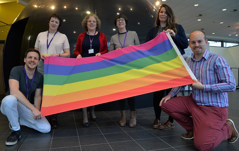 Chwith i’r Dde: Dan Steward, Aelod Staff Rhwydwaith LGBT; Susan Chambers, Cyfarwyddwr Adrnoddau Dynol; Yr Athro Elizabeth Treasure, Is-Ganghellor; Rebecca Davies, Dirprwy Is-Ganghellor; Ruth Fowler, Swyddog Cyfathrebu a Chydraddoldeb; a Bob McIntyre, Aelod Staff Rhwydwaith LGBT yn dathlu llwyddiant Prifysgol Aberystwyth Mynegai Cydraddoldeb yn y Gweithle Stonewall.