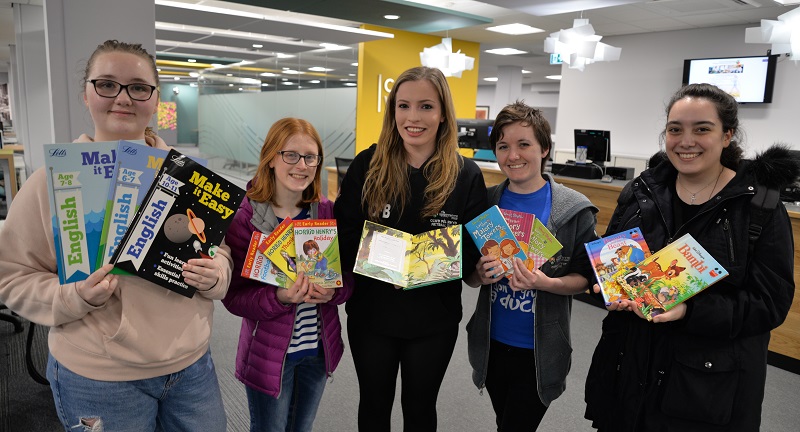 (Chwith i’r dde) y myfyrwyr o Brifysgol Aberystwyth sydd ar eu ffordd i Yosano, Samantha Schanzer, Marged Smith, Carys Bevan, Giselle Morris a Vera Tzoanou, â detholiad o’r llyfrau y byddant yn ei cyflwyno yn ystod eu hymweliad â Japan.