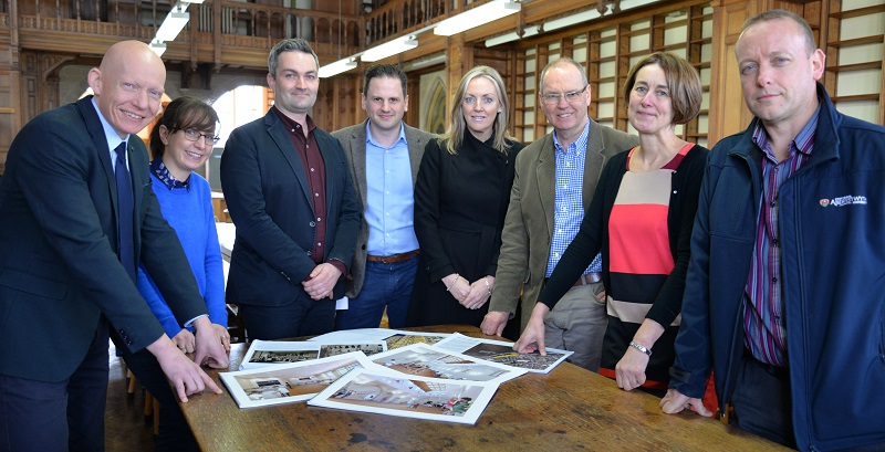 Yn edrych ar gynlluniau’r Hen Goleg mae (o’r chwith i’r dde): Dr Rhodri Llwyd Morgan, Dirprwy Is-Ganghellor; Nia Davies, Swyddog Cydlynydd yr Hen Goleg; Lyn Hopkins, Prif Bensaer, Lawray Architects; Chris Evans, Cyfarwyddwr, Lawray Architects; Andrea Pennock, Cyfarwyddwr Ystadau; Jim O’Rouke, Rheolwr Prosiect yr Hen Goleg; Louise Jagger, Cyfarwyddwr Datblygu a Chysylltiadau Alumni ac Andrew Thomas, Rheolwr Gwelliannau Ystadau ‘Adeiladau Hanesyddol’.