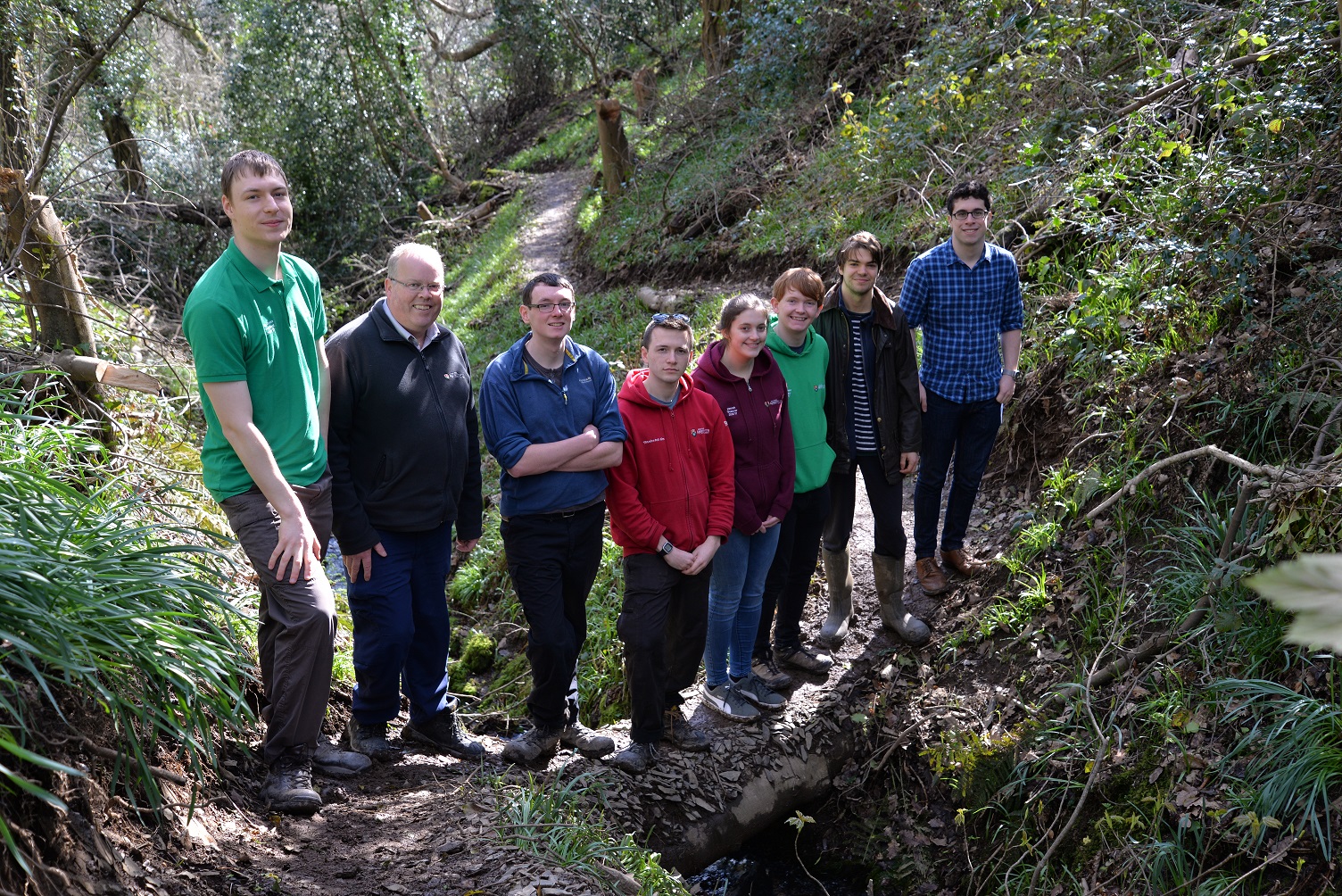 Myfyrwyr fu'n gwirfoddoli o Brifysgol Aberystwyth yn helpu i ailagor llwybr newydd trwy Barc Natur Penglais yn 2017.