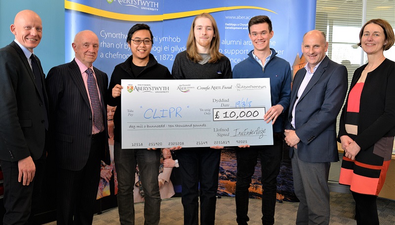 Hwb £10,000 i enillwyr InvEnterPrize: Chwith i’r Dde – Dr Rhodri Llwyd Morgan, Dirprwy Is-Ganghellor Prifysgol Aberystwyth; Yr Athro Donald Davies, Cadeirydd Panel Beirniaid Inventerprize; datblygwyr Clipr Howun Lam, James Stone and James Bryan; Tony Orme, Gwasanaeth Gyrfaoedd Prifysgol Aberystwyth a Louise Jagger, Cyfarwyddwr Datblygu a Chysylltiadau Alumni Prifysgol Aberystwyth.