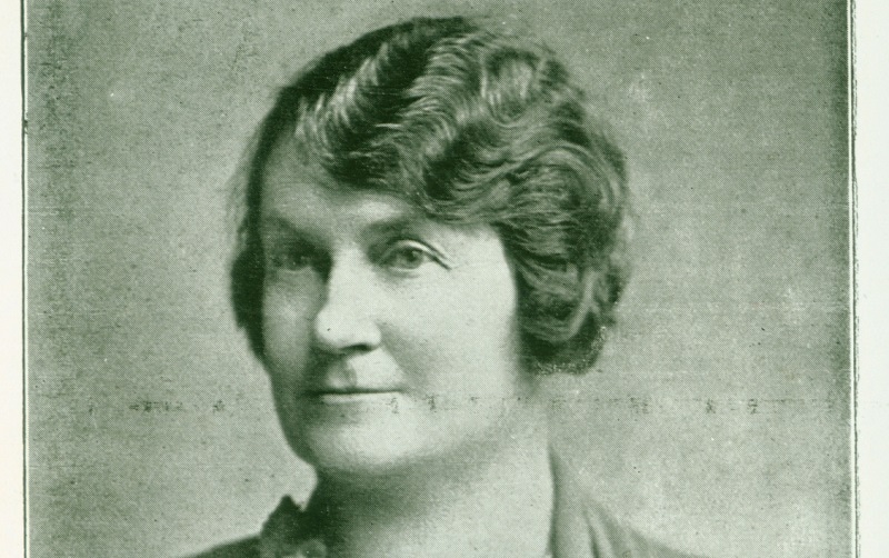 Yn 16 oed, Louise Davies oedd y ferch gyntaf i ymuno â Choleg Prifysgol Cymru ar ôl ennill ysgoloriaeth mynediad yn 1874. Am oddeutu 3 mis hi oedd yr unig wraig yn y Coleg, nes i eraill ddechrau ymuno â hi.