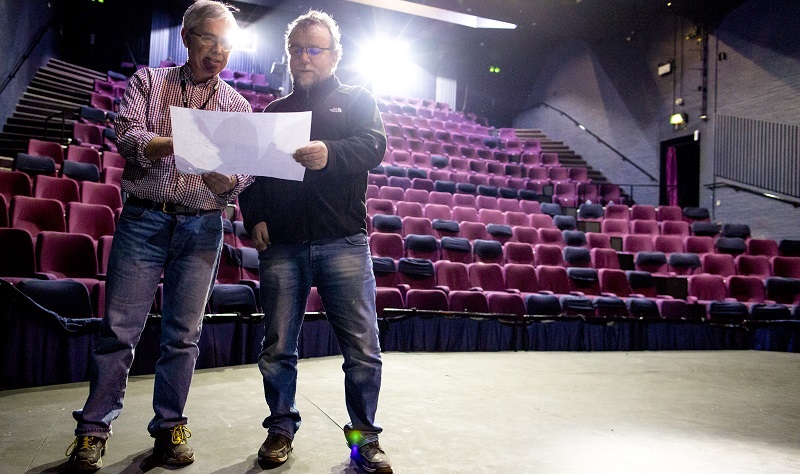 Dafydd Rhys, Cyfarwyddwr Canolfan Celfyddydau Aberystwyth (chwith) yn trafod cynlluniau ailwampio Theatr y Werin gyda Nick Bache, Rheolwr Technegol.