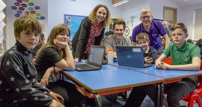 Chwith i’r dde: Disgyblion Ysgol Plascrug (ar eu haestedd) Tomas Pearson, Erin Jack, Ifan Rukov a James Homer yn lansiad y gystadleuaeth animeiddion Scratch yng nghwmni Carol Macy, athrawes yn Ysgol Plascrug, a Eurig Salisbury a Martin Nelmes o Brifysgol Aberystwyth.